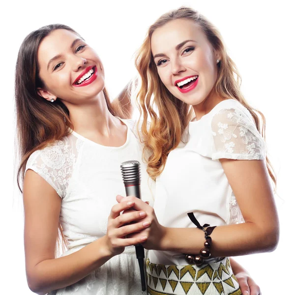 Två unga flickor sjunger — Stockfoto