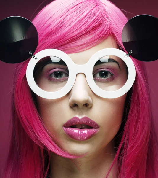 ピンクの髪を持つ美しいファッションモデル — ストック写真
