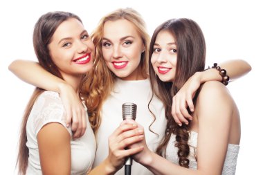 Grup genç kadını Karaoke'de eğleniyor