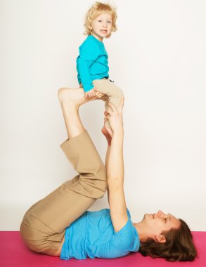 küçük oğlu kendi ayakları üzerinde tutan baba