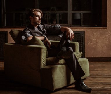 bir koltukta oturan işadamı