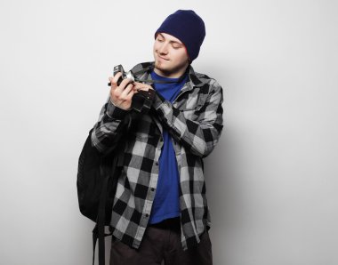 Beyaz arkaplan üzerinde genç fotoğrafçı