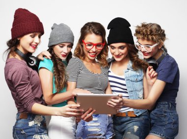 selfie dijital tablet ile alarak beş hippi kız arkadaş