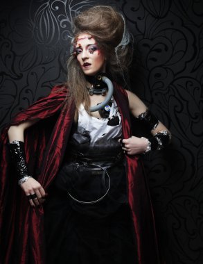 Yaratıcı makyajlı genç bir kadın..