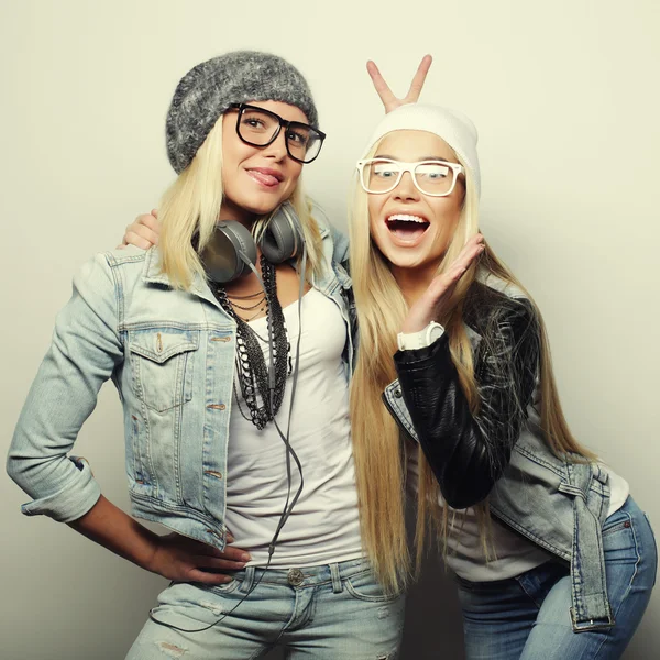 Mode de vie portrait de deux jolies copines adolescentes souriantes et ha — Photo