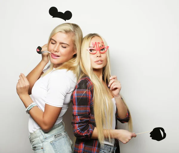 Deux filles hipster sexy élégantes meilleurs amis prêts pour la fête — Photo