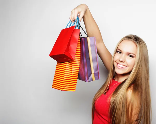 ショッピングバッグと若い幸せな笑顔の女性の肖像 — ストック写真