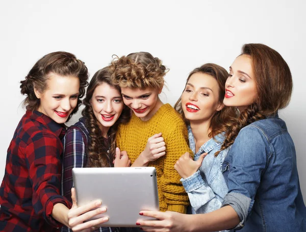 デジタル タブレットと selfie を取って 5 つの流行に敏感な女の子友達 — ストック写真