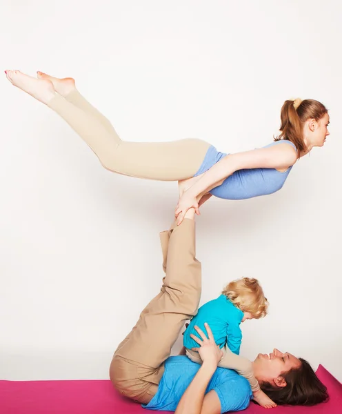 Mother, father and son doing yoga — Stock Photo, Image