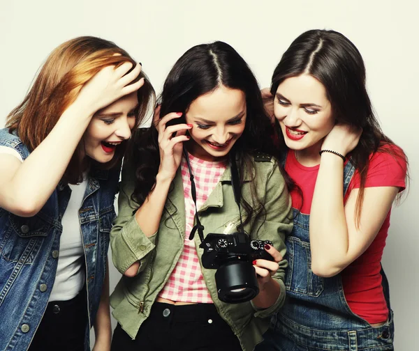 Drie meisjes kijken camera — Stockfoto