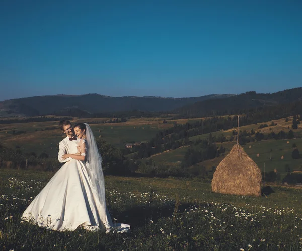 Casamento bonito nas montanhas , — Fotografia de Stock