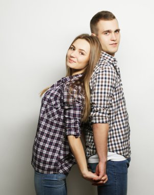 gri arka plan üzerinde sarılma güzel mutlu çift.