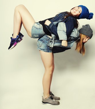 İki genç kız arkadaş birlikte eğleniyor.