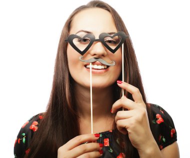 Neşeli genç bayan partiye hazır.