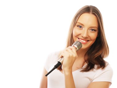 Mutlu şarkı söyleyen kız.