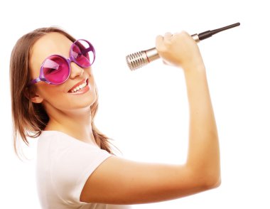 Mutlu şarkı söyleyen kız