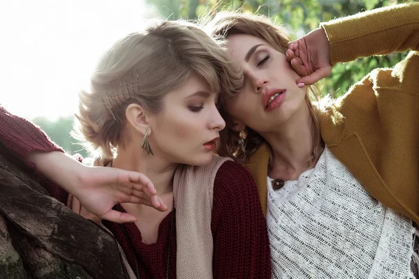 Mode vrouwen samen poseren buiten — Stockfoto