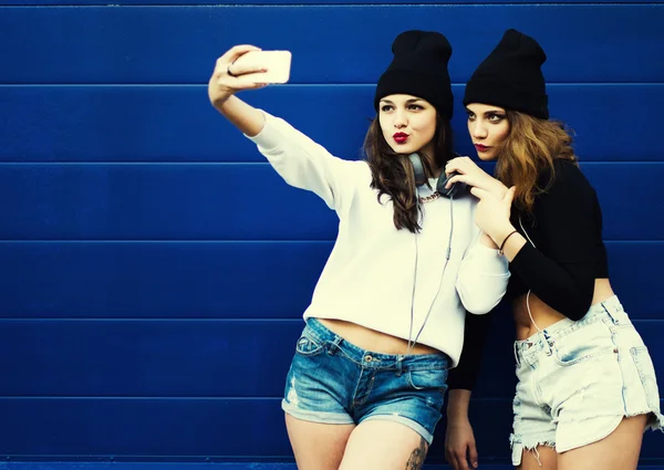 Έφηβων κοριτσιών φίλους σε εξωτερικούς χώρους κάνει selfie σε ένα τηλέφωνο. — Φωτογραφία Αρχείου
