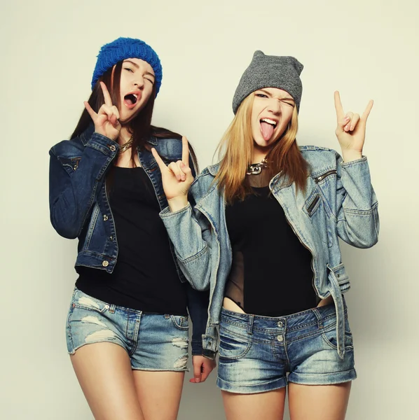 Deux jeunes filles hipster amis debout ensemble — Photo