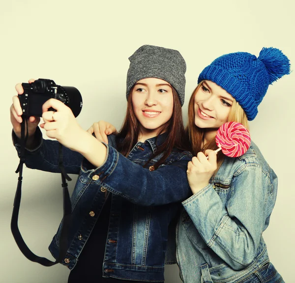 Chicas felices amigos tomando algunas fotos —  Fotos de Stock