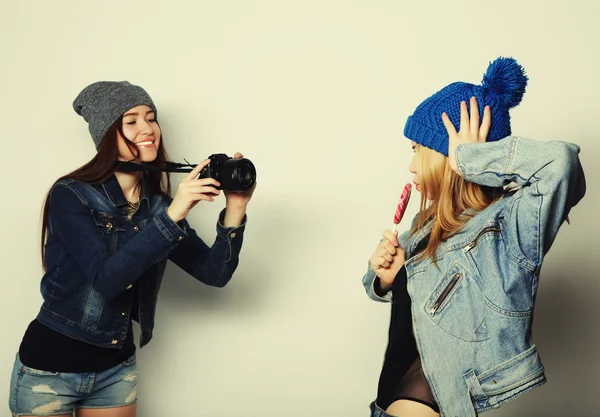 Uma menina tira foto de seu amigo — Fotografia de Stock