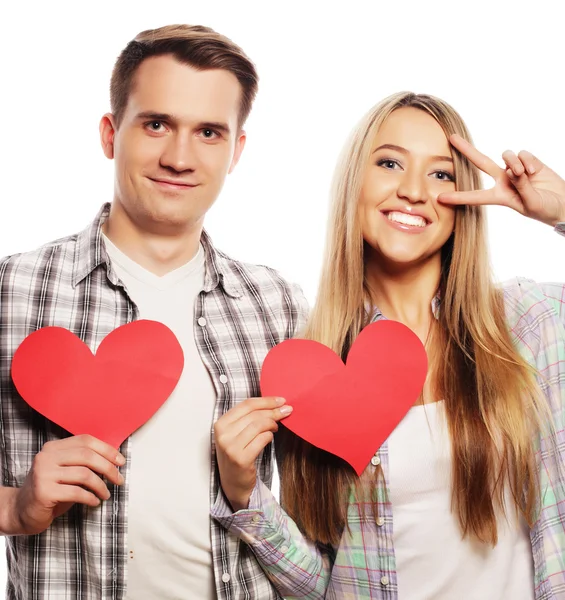 Casal feliz no amor segurando coração vermelho — Fotografia de Stock