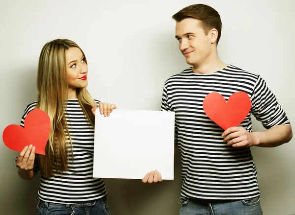 幸福的夫妇牵着白色的空白和红色的心. — 图库照片