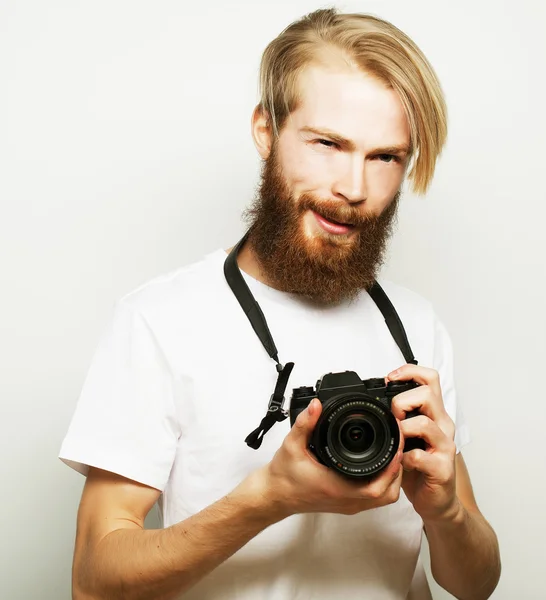 Homem barbudo com uma câmera digital — Fotografia de Stock