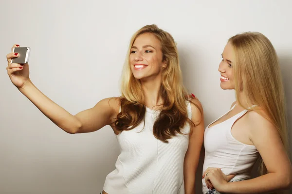 Дві молоді жінки беруть селфі з мобільним телефоном — стокове фото