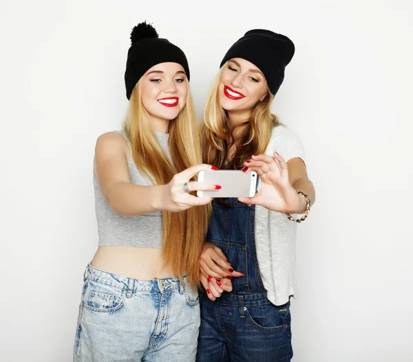 Deux jeunes femmes prenant selfie avec téléphone portable — Photo