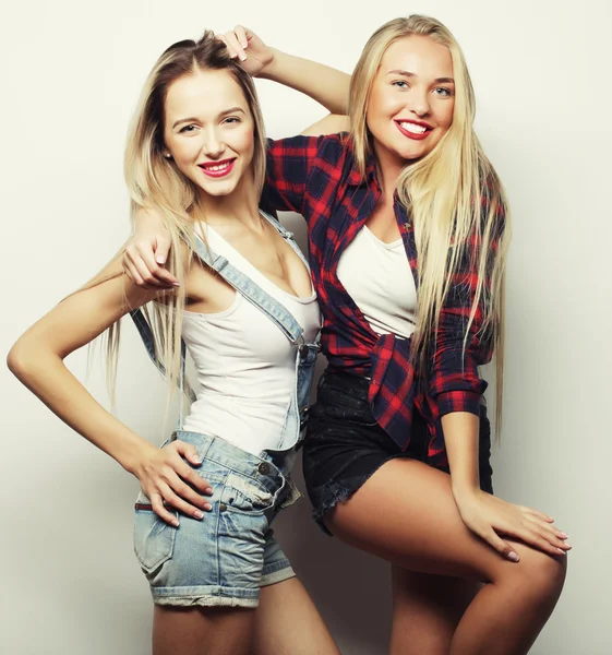 Due giovani amici ragazza in piedi insieme e divertirsi. — Foto Stock
