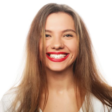 Mutlu gülümseyen genç güzel kadın portresi