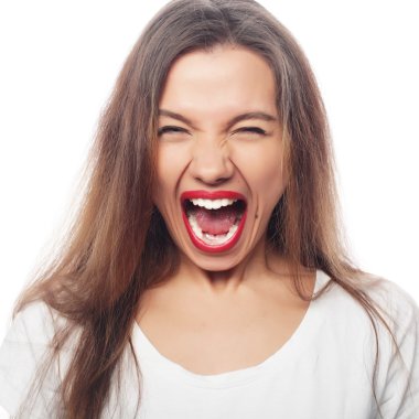 Sinirli ve öfkeli kadın çığlığı.