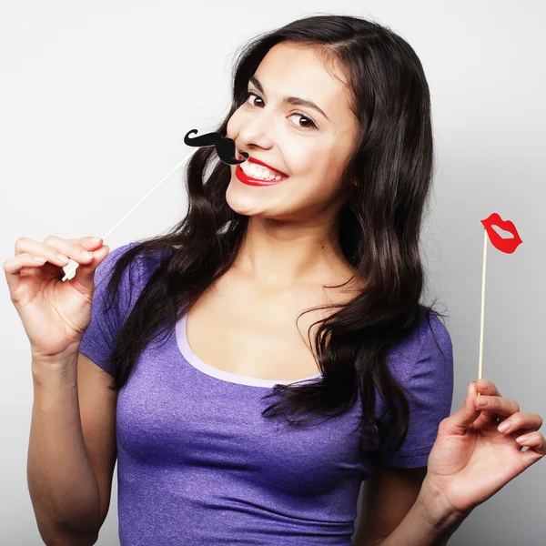 Mujer joven con bigotes falsos . — Foto de Stock