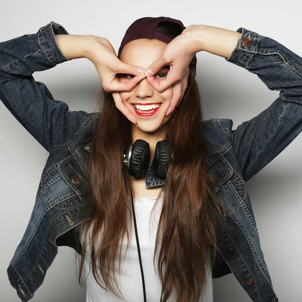 Pretty young woman looking for something with wide open eyes — Stock Photo, Image