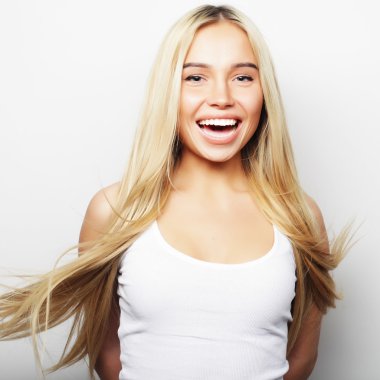 Genç sarışın kız gülümseyen şirin