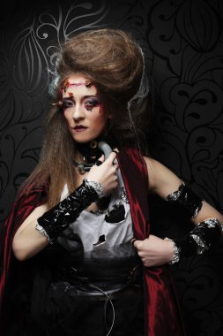 Yaratıcı makyajlı genç bir kadın..