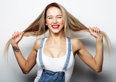 Genç sarışın kız gülümseyen şirin