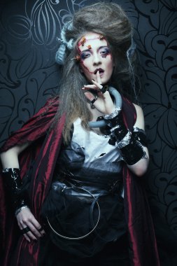 Yaratıcı makyajlı genç bir kadın..