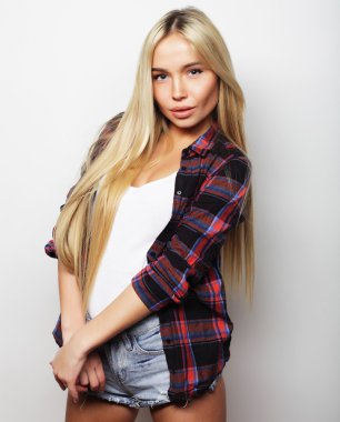 Genç sarışın kız gülümseyen şirin