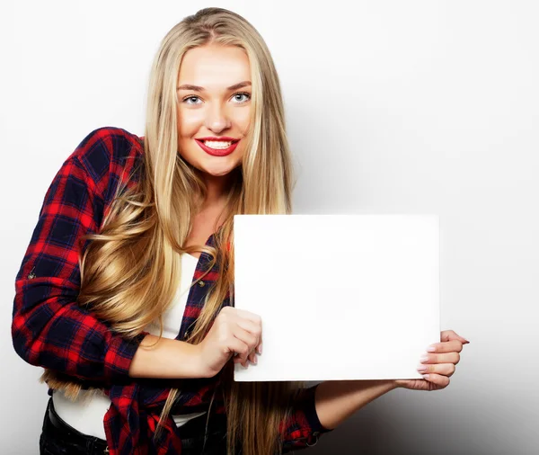 Sorrindo jovem mulher estilo casual mostrando tabuleta em branco — Fotografia de Stock