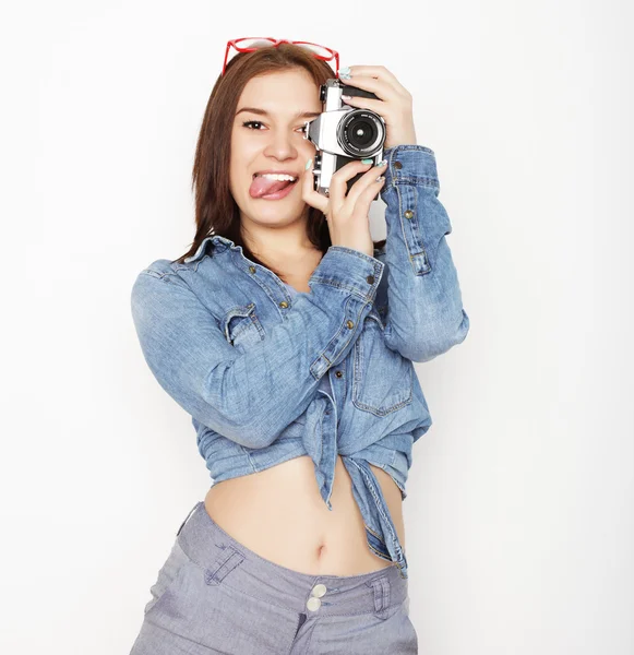 Joven bonita mujer sosteniendo cámara — Foto de Stock