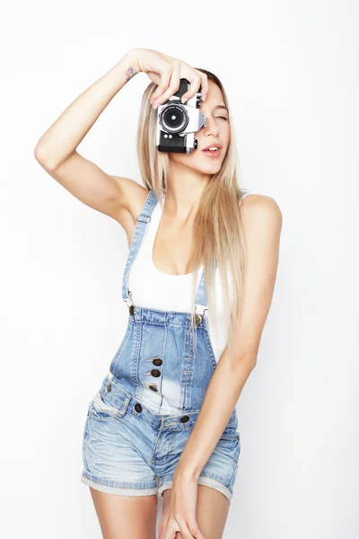 若い可愛いカメラを保持している女性 — ストック写真