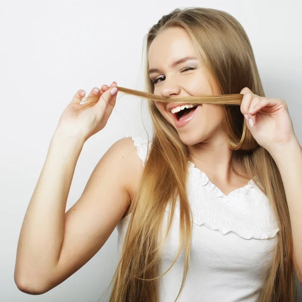 Jovem bonito sorrindo menina loira — Fotografia de Stock