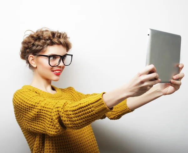 Felice donna prendendo selfie con tablet digitale — Foto Stock