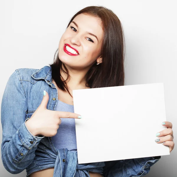 Sonriente joven mujer estilo casual mostrando letrero en blanco — Foto de Stock