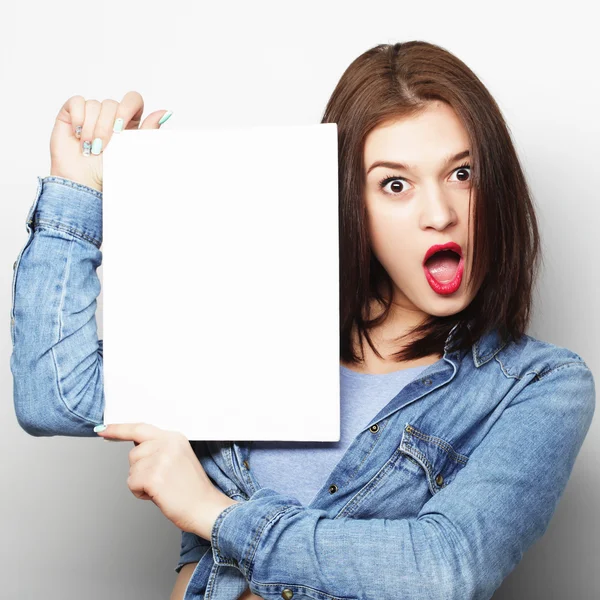 Sorrindo jovem mulher estilo casual mostrando tabuleta em branco — Fotografia de Stock