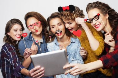 selfie dijital tablet ile alarak beş hippi kız arkadaş