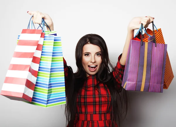 Retrato de la joven feliz mujer sonriente con bolsas de compras —  Fotos de Stock