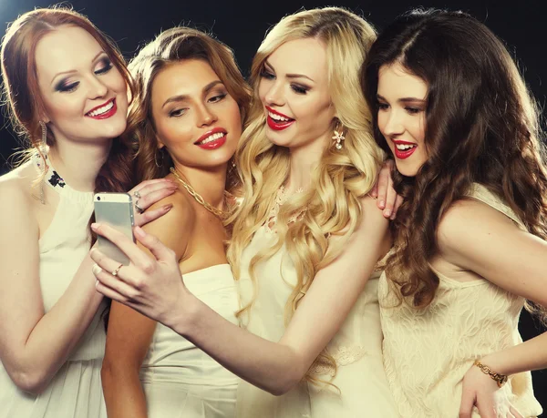 Grupp skrattar flickor har fest — Stockfoto